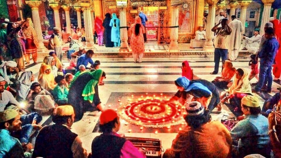 धनतेरस पर अमन का पैग़ाम: निज़ामुद्दीन दरगाह से इंद्रेश कुमार ने कहा — भारत ही दुनिया का असली शांति मॉडल